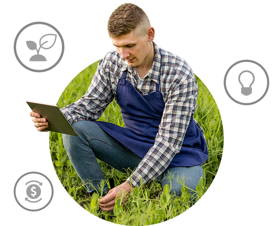 Produtor observando os resultados na lavoura